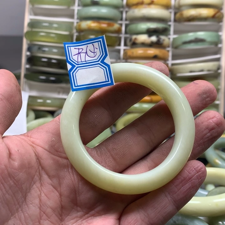 蛇纹石玉手镯未镶嵌开*果