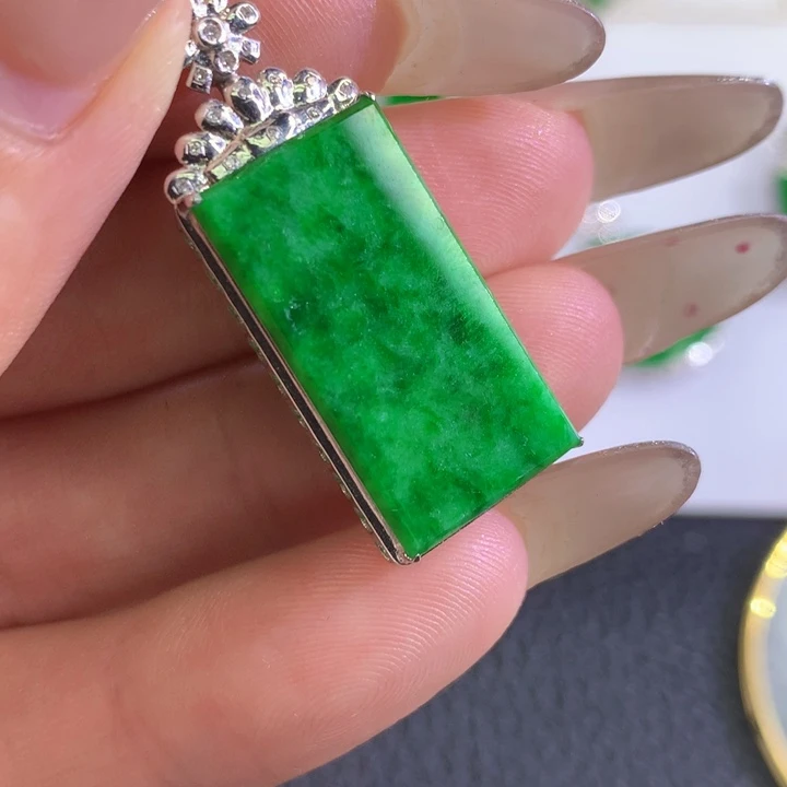翡翠18K金镶嵌颈饰翡翠