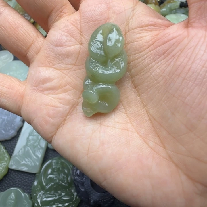 和田玉未镶嵌珠宝奇石有包容