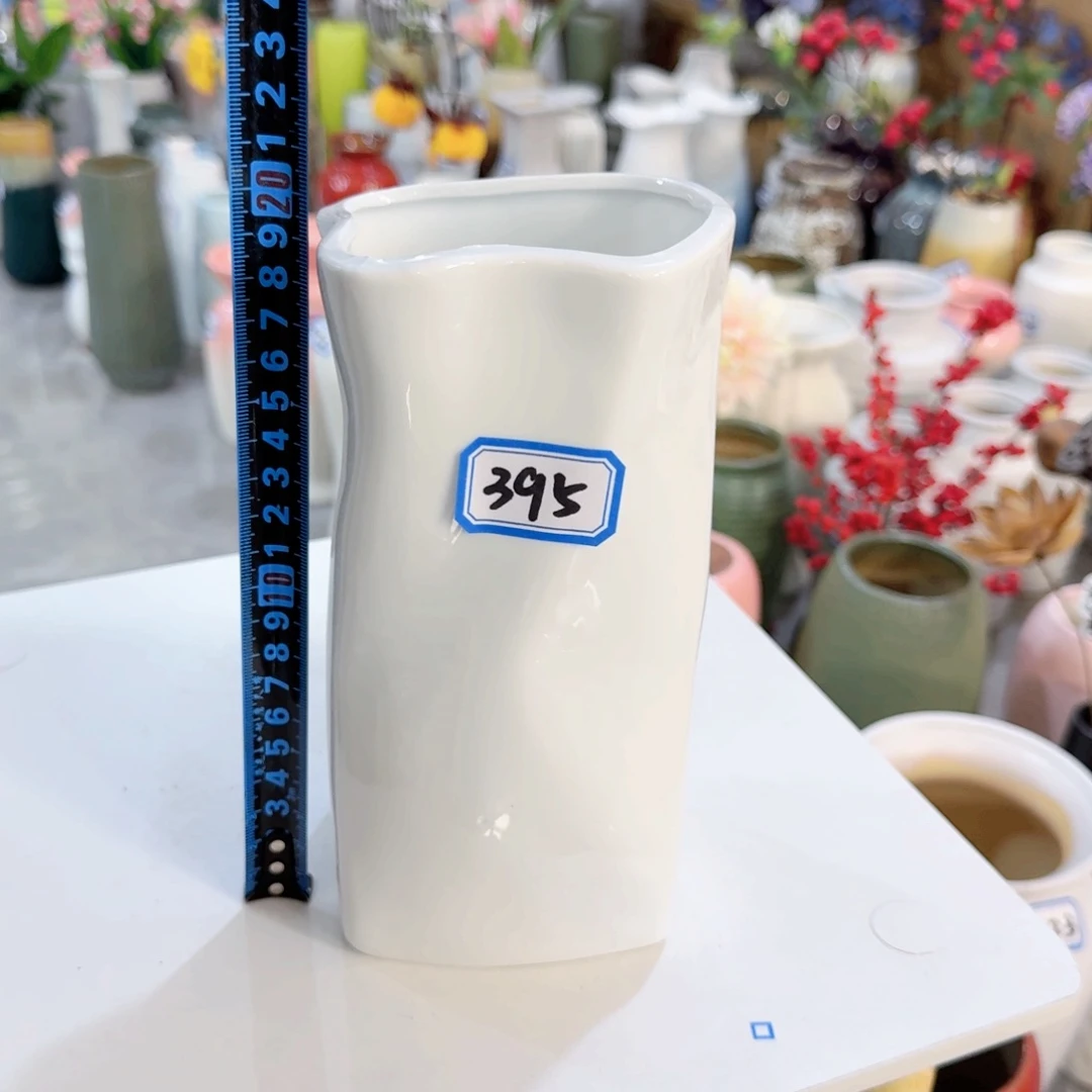 395号陶瓷高19厘米微瑕一个