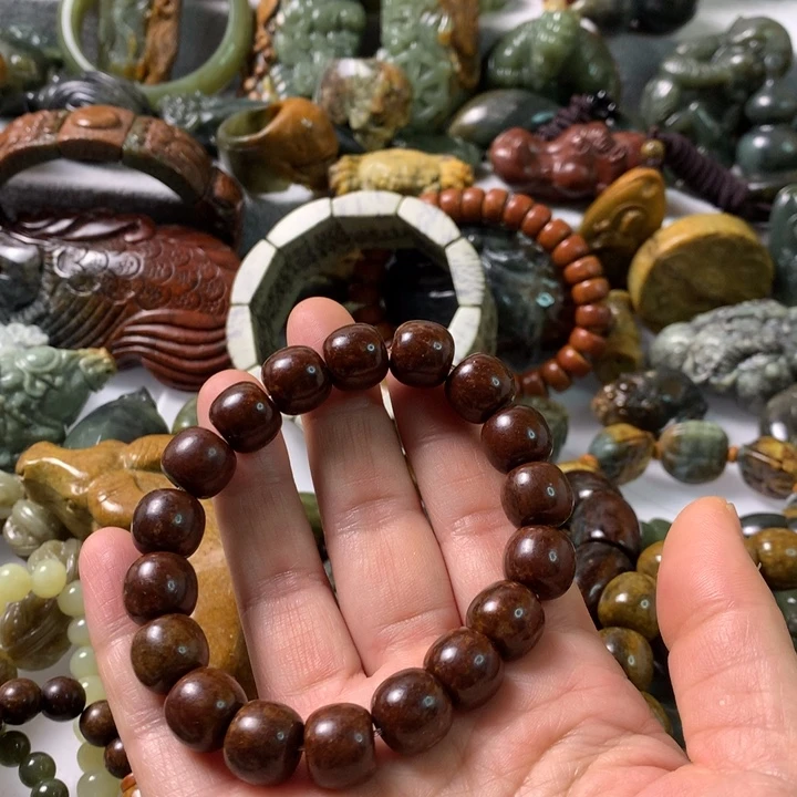 未镶嵌岫岩河磨玉（透闪石质玉）把件