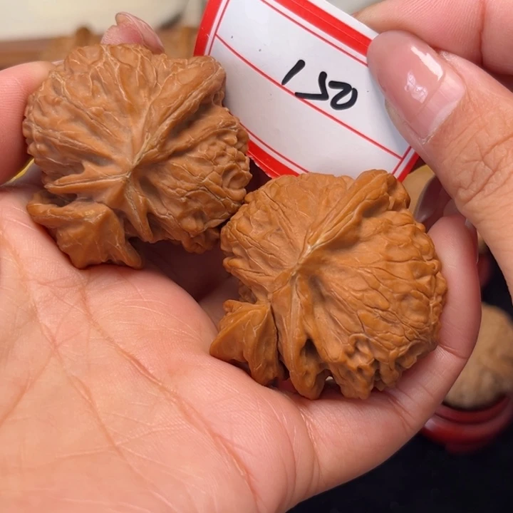 文玩核桃吊坠45大尺宫灯犀牛角150