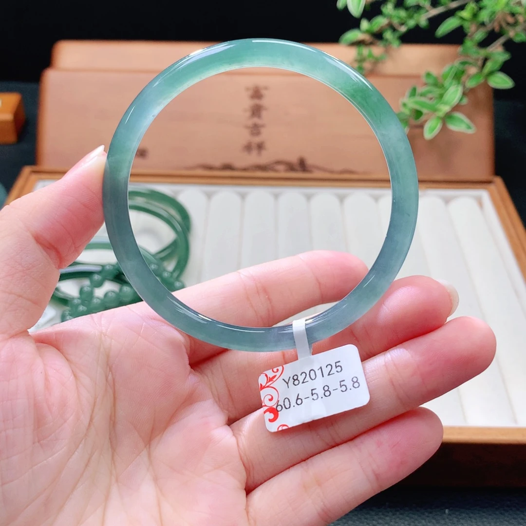 翡翠未镶嵌手镯（圆镯）