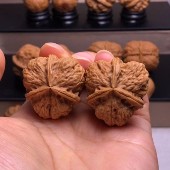 文玩核桃把件盘石三楞47