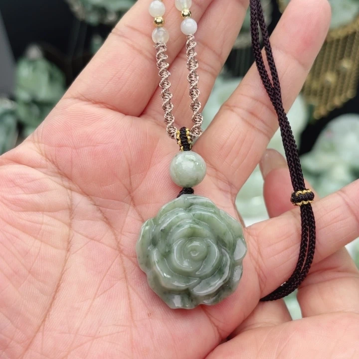 透闪石-蛇纹石玉未镶嵌颈饰