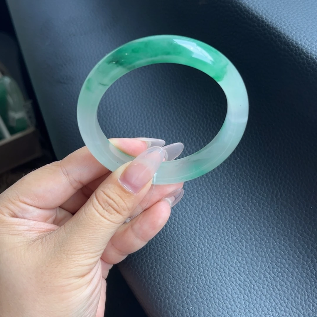 用***3石英质玉手镯未镶嵌