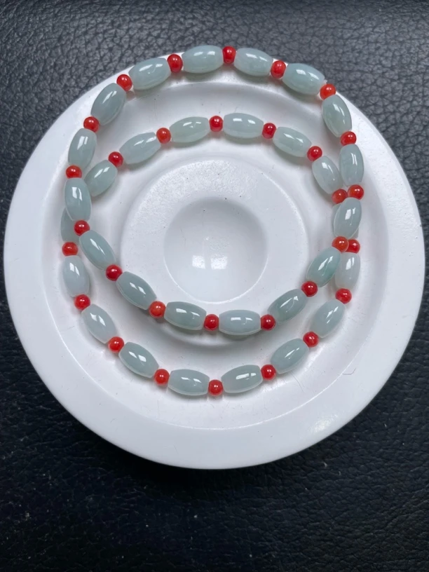 翡翠A货、米珠、尺寸约5x8、2条、35元。16颗1条