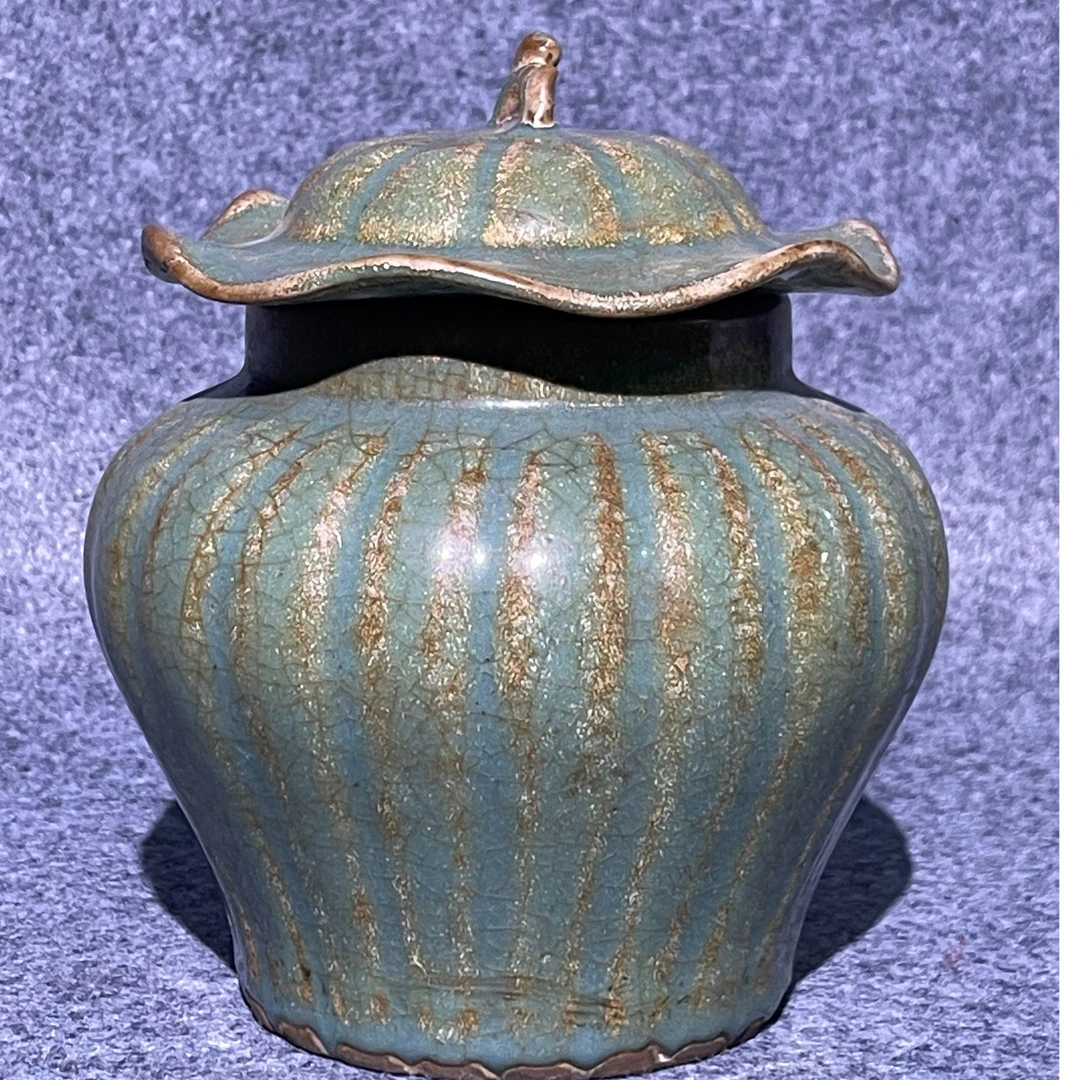 龙泉瓜棱纹荷叶罐【生坑】