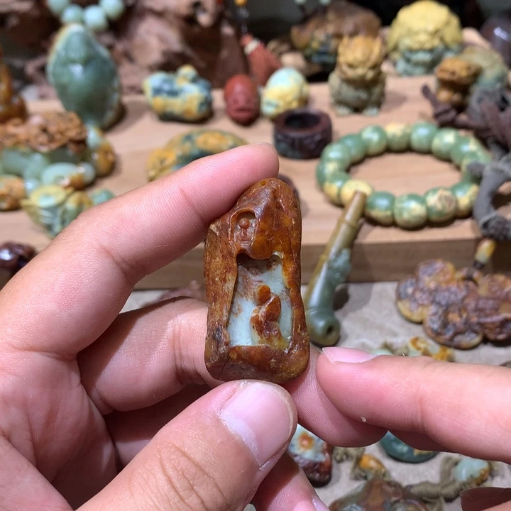 未镶嵌岫岩河磨玉（透闪石质玉）挂件