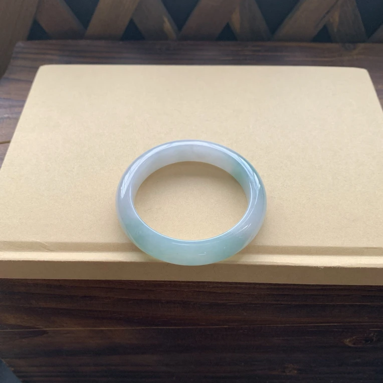 冰透细腻天空蓝手镯特价13800圈口55.2-12.3-8.7，天然翡翠缅A细纹