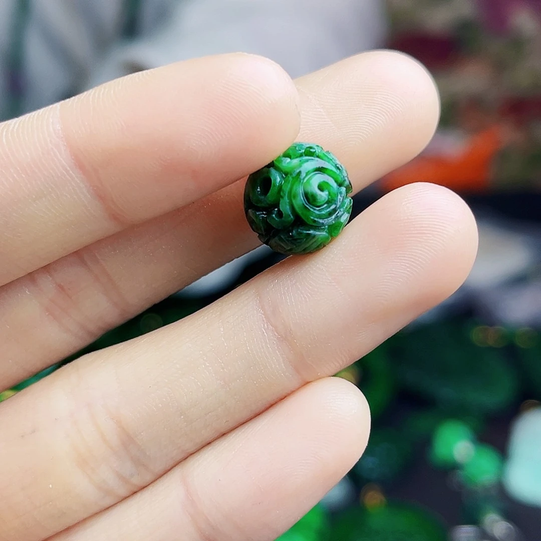 颈饰足银镶嵌翡翠多样性