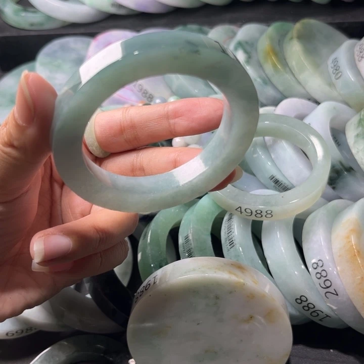 定制翡翠未镶嵌手镯