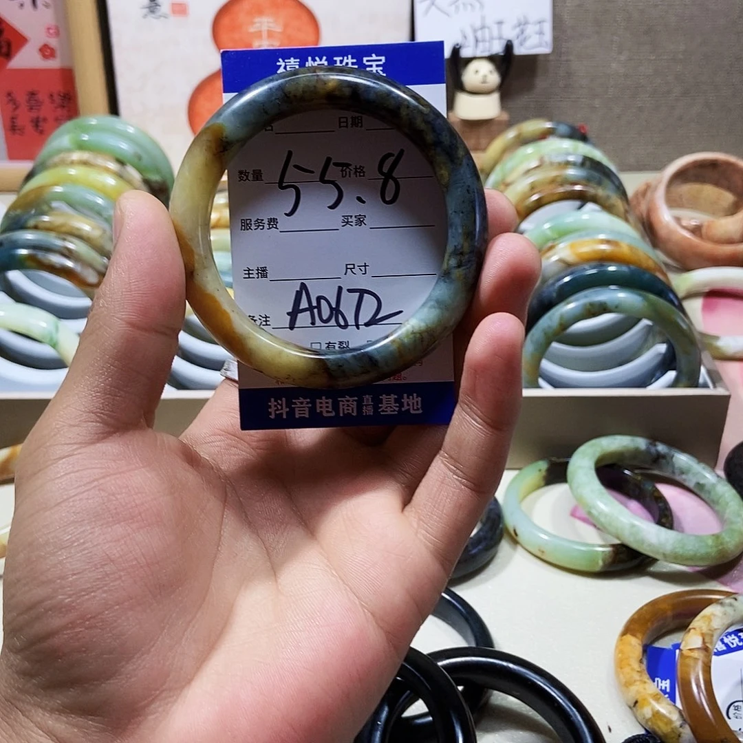 蛇纹石玉手镯未镶嵌顾*呀