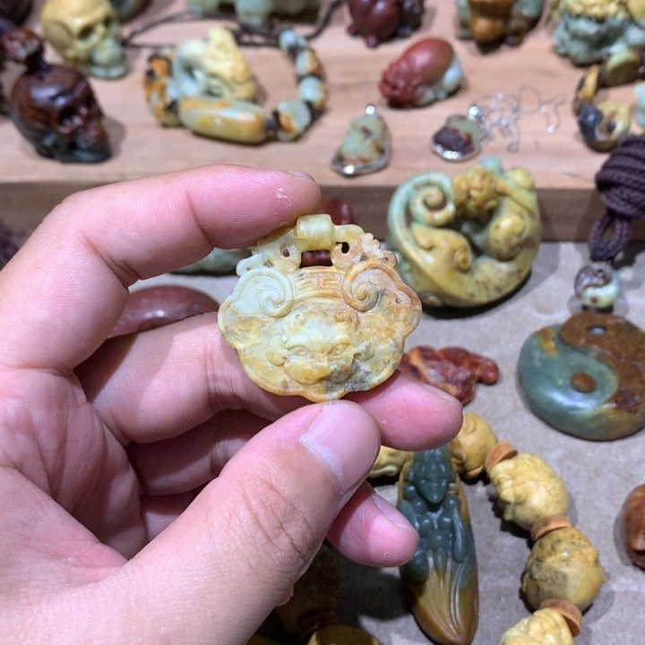 未镶嵌岫岩河磨玉（透闪石质玉）挂件