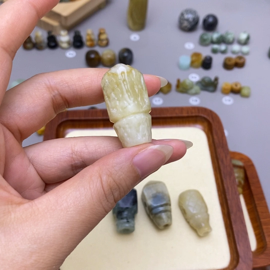 念***故未镶嵌蛇纹石玉配饰