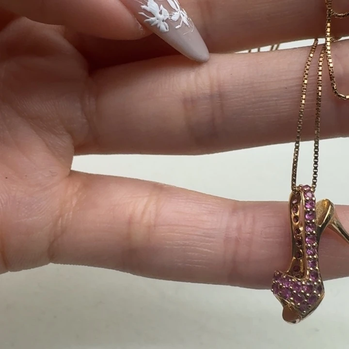 未镶嵌颈饰红宝石