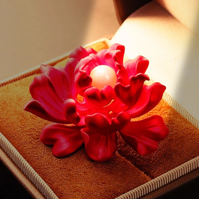 锌合金仿珍珠胸针 红色牡丹花胸针女高级感小众精致复古胸花饰品