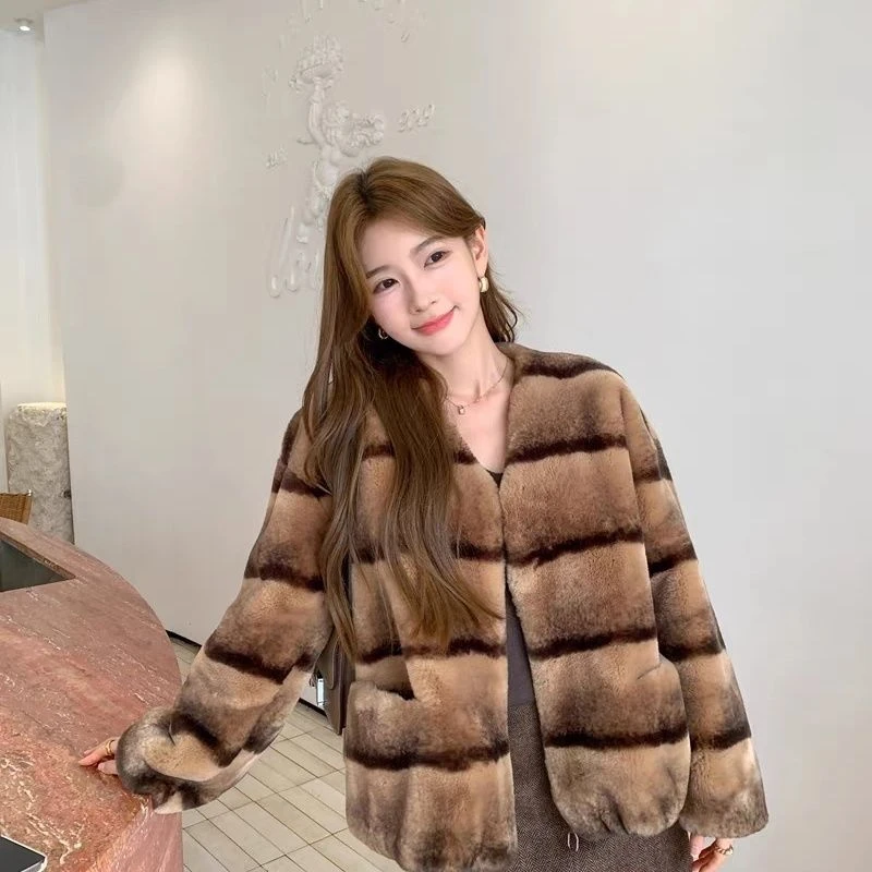 秋冬新款V领短款甜美时尚气质风条纹皮毛一体懒兔毛