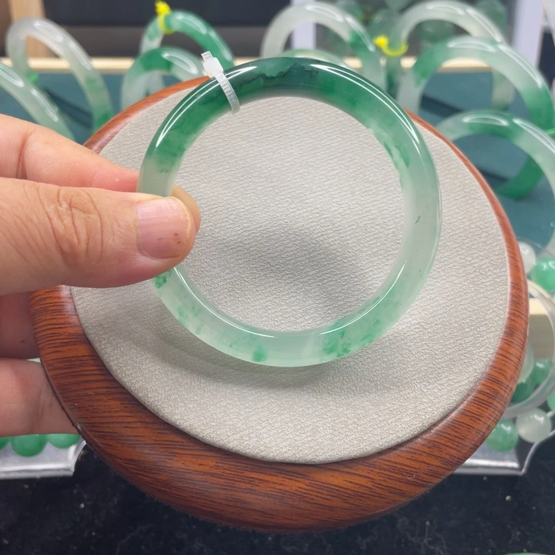 W***店石英质玉手镯未镶嵌