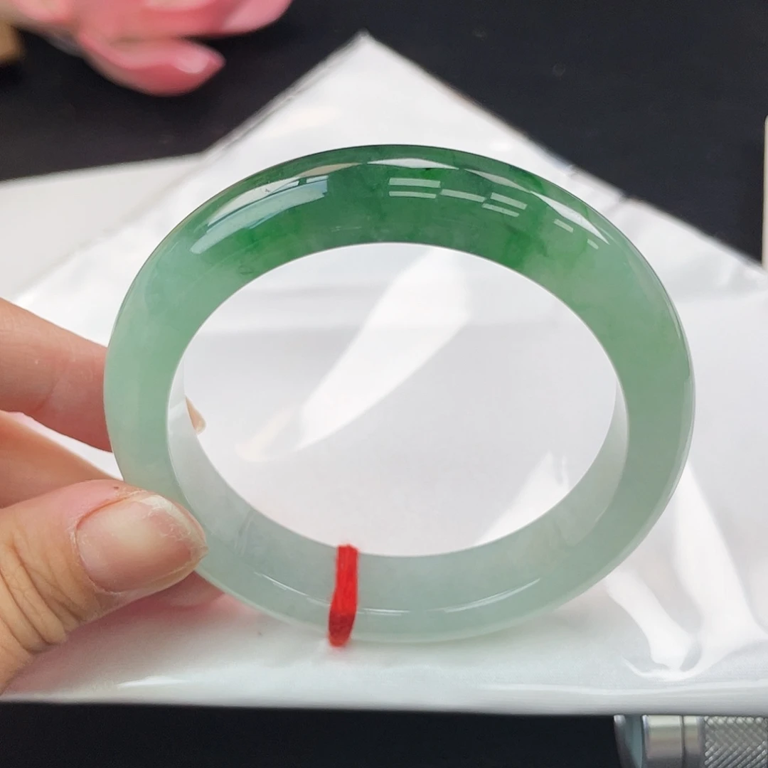 翡翠未镶嵌手镯30号渐变辣绿色强推c位