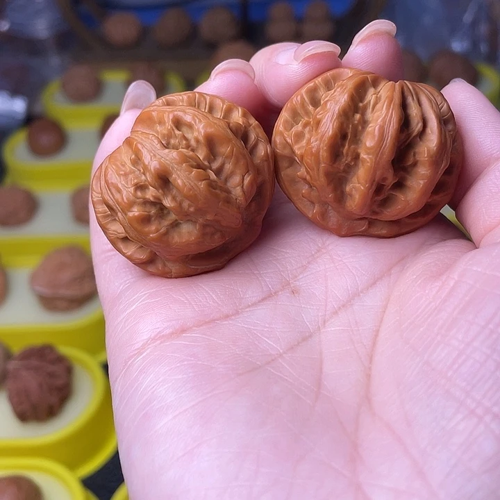 延***。文玩核桃吊坠凹底粗筋八棱