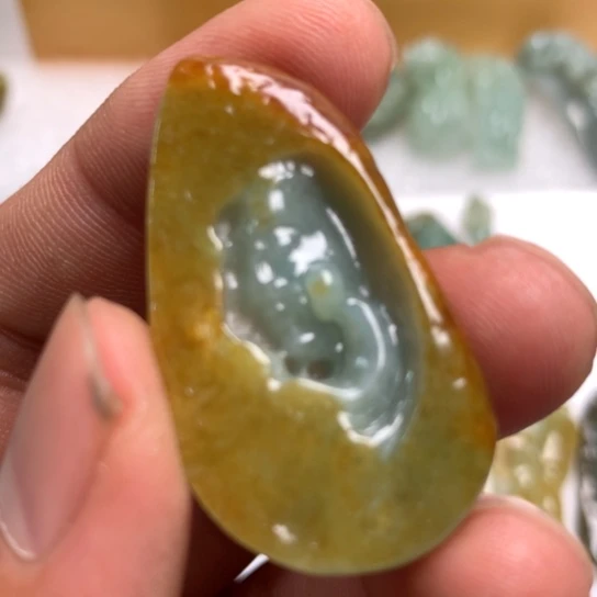 翡翠颈饰未镶嵌。*翡翠