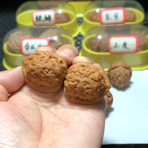 文玩核桃吊坠红方印