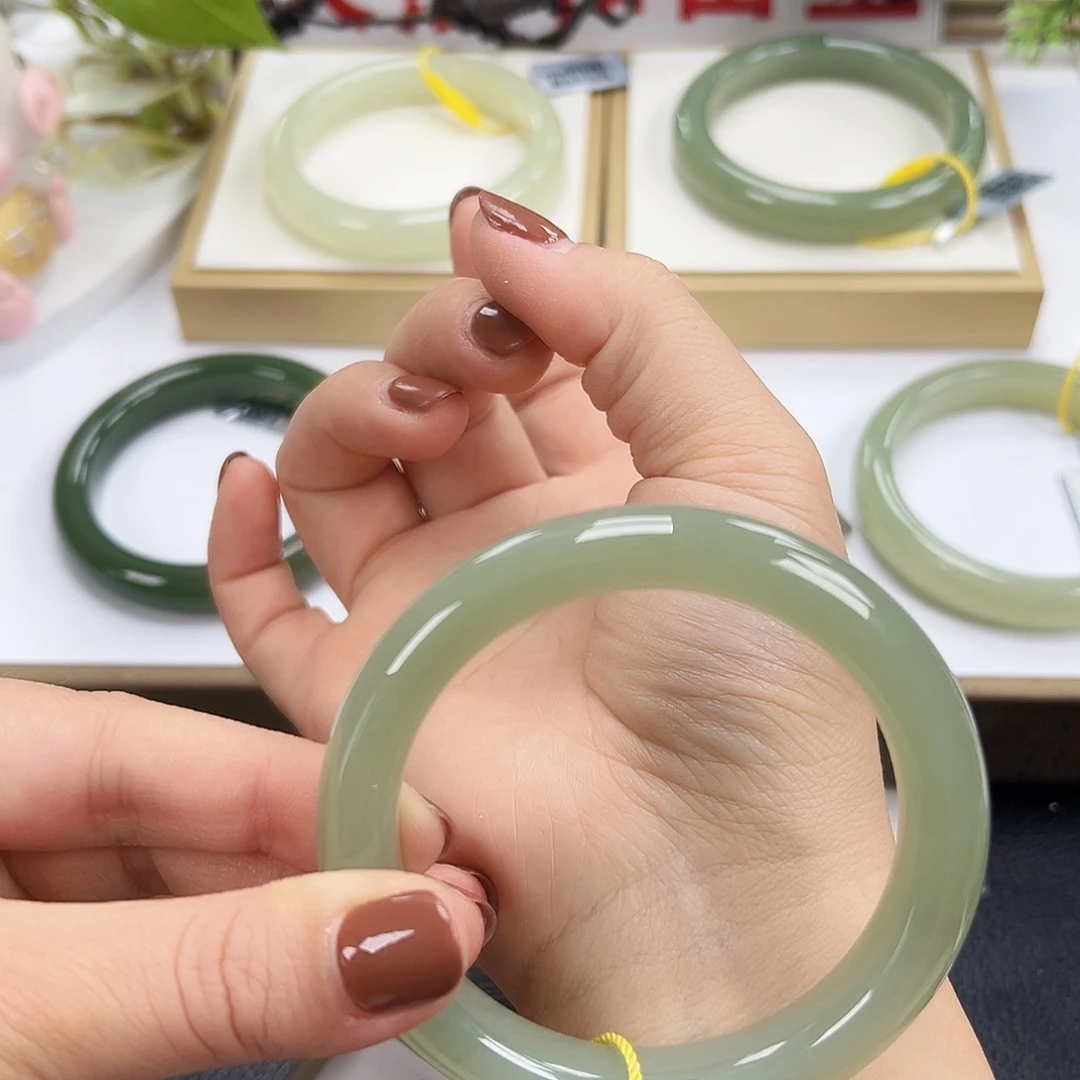 和田玉未镶嵌手镯