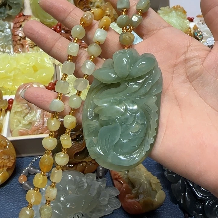 未镶嵌蛇纹石玉吊坠