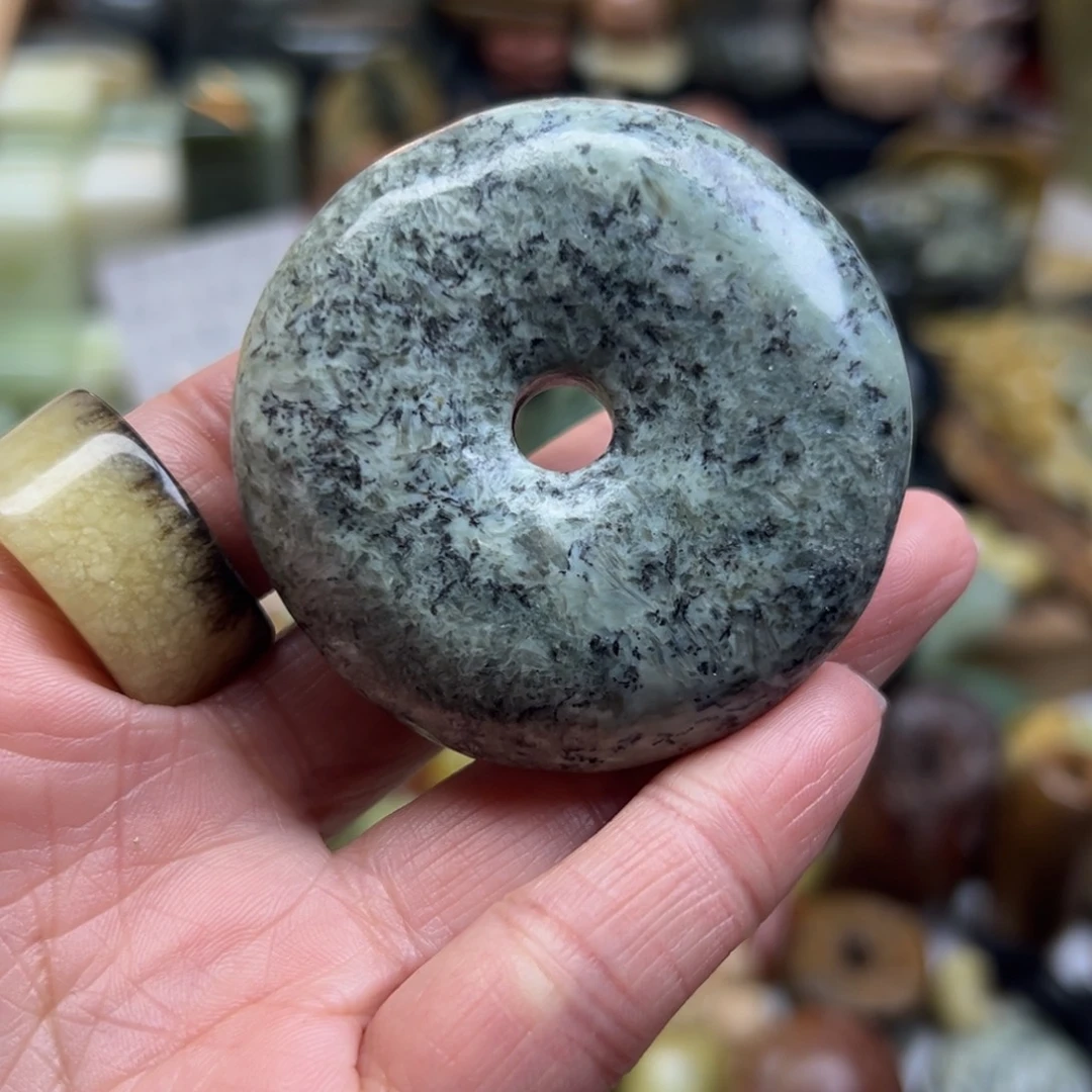 岫岩河磨玉（透闪石质玉）未镶嵌颈饰河磨玉兰浆扣子