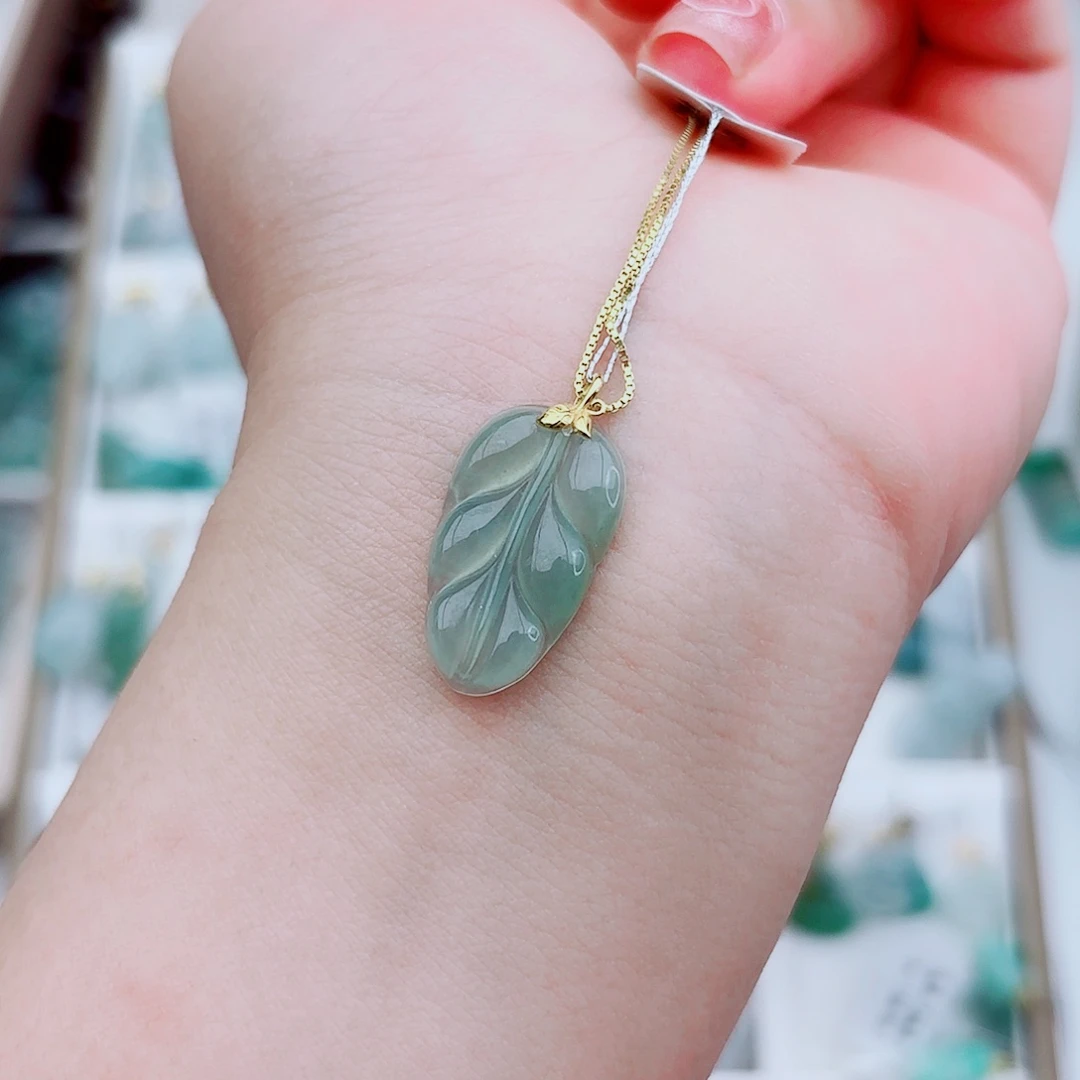翡翠吊坠(赠链)18K金镶嵌我****？叶子