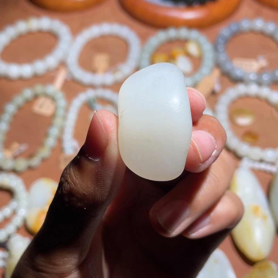 晨***猫和田玉未镶嵌颈饰