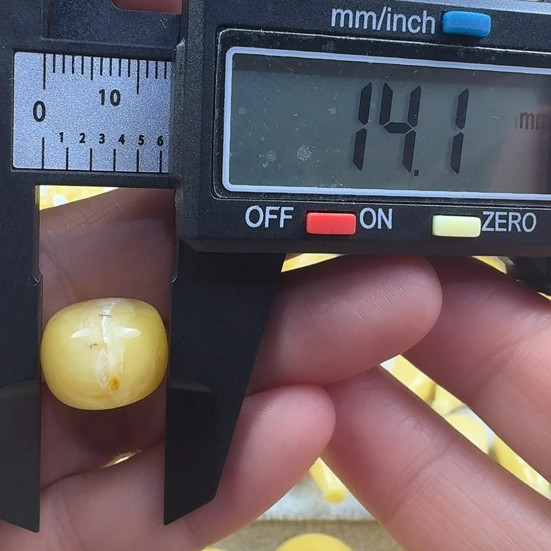 蜜蜡未镶嵌裸石18杂