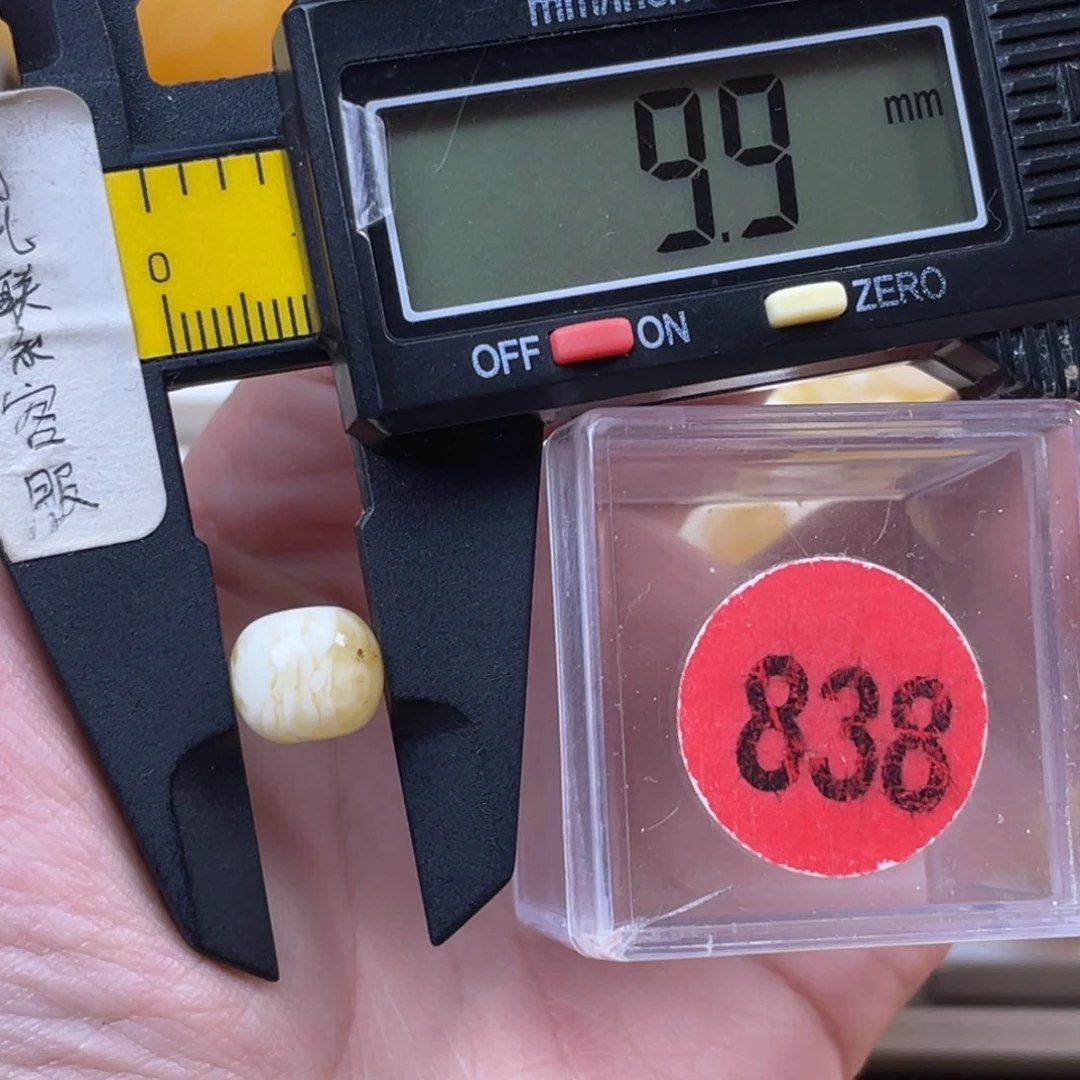 蜜蜡未镶嵌珠宝奇石