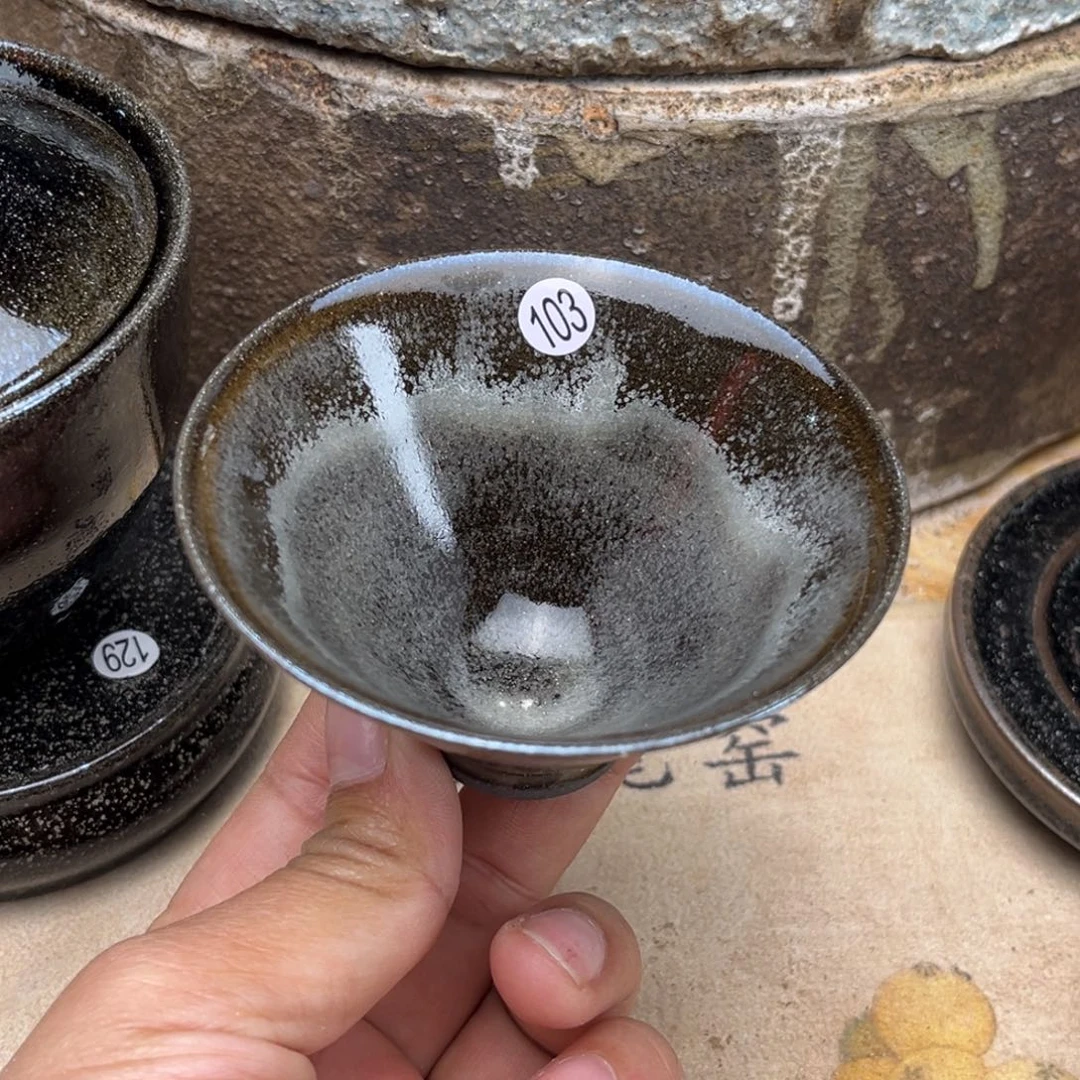 茶盏义兴龙窑坚持真柴烧落灰