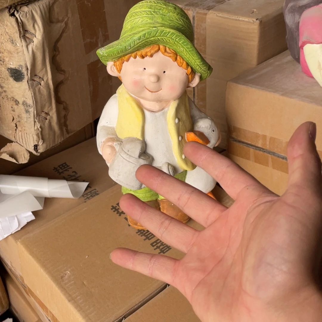 【闪购商品】氧化镁拿水壶小男孩摆件