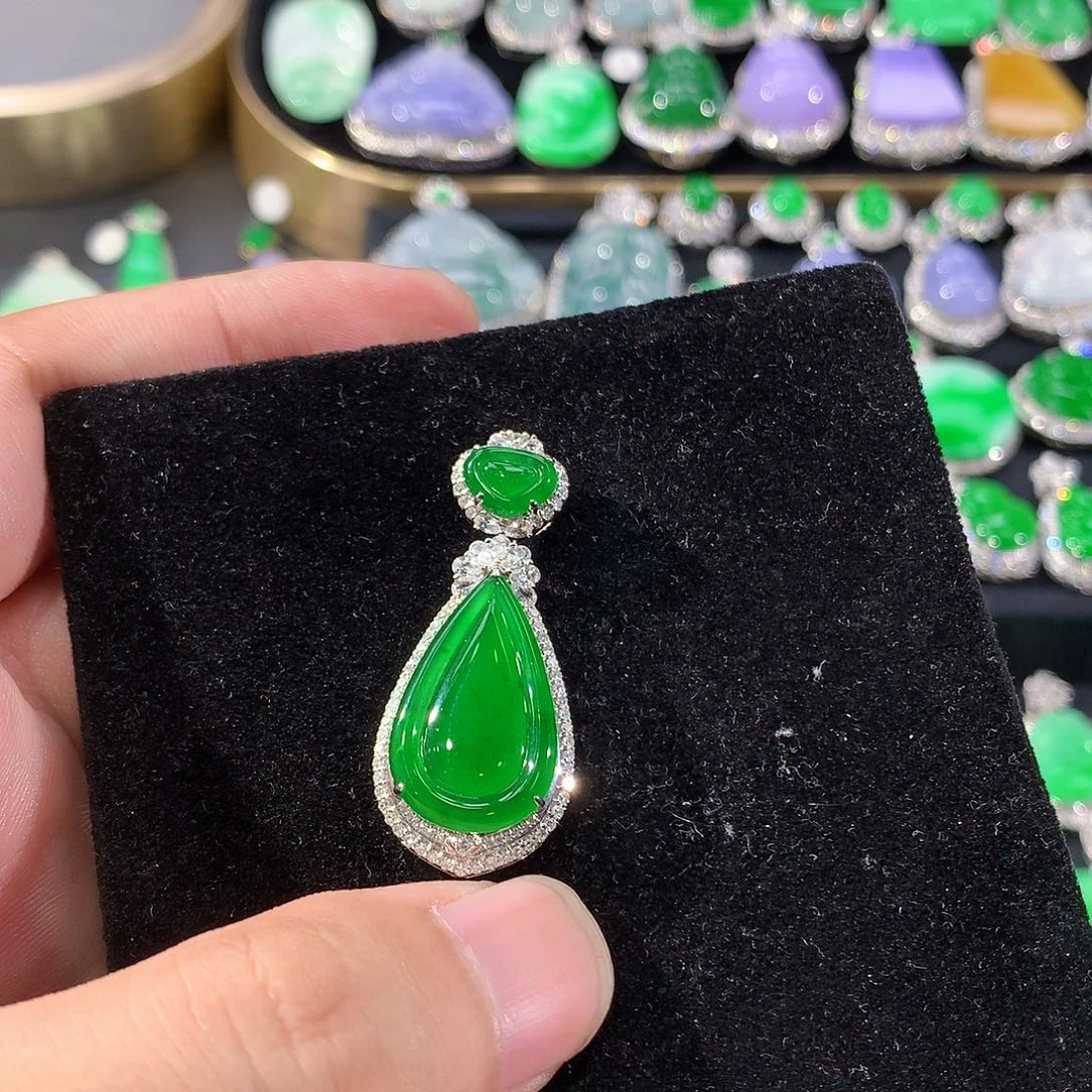 翡翠18K金镶嵌颈饰