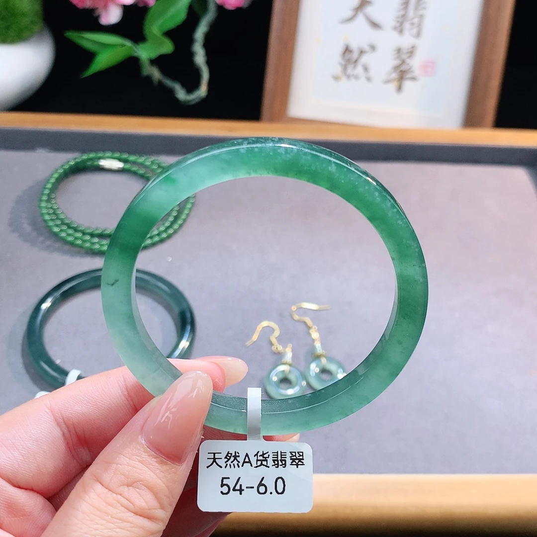 未镶嵌手镯（圆镯）翡翠