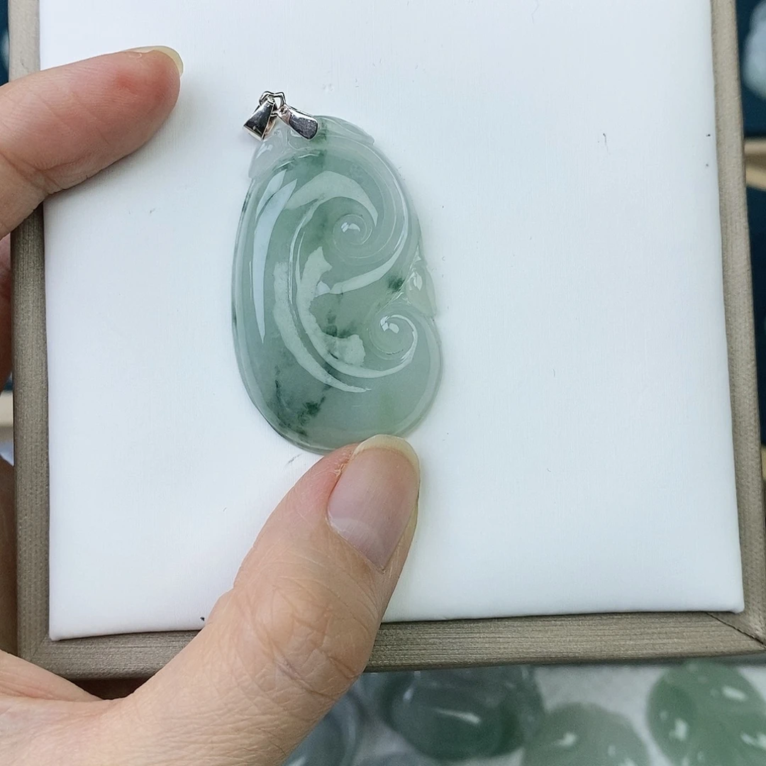 翡翠未镶嵌颈饰如意