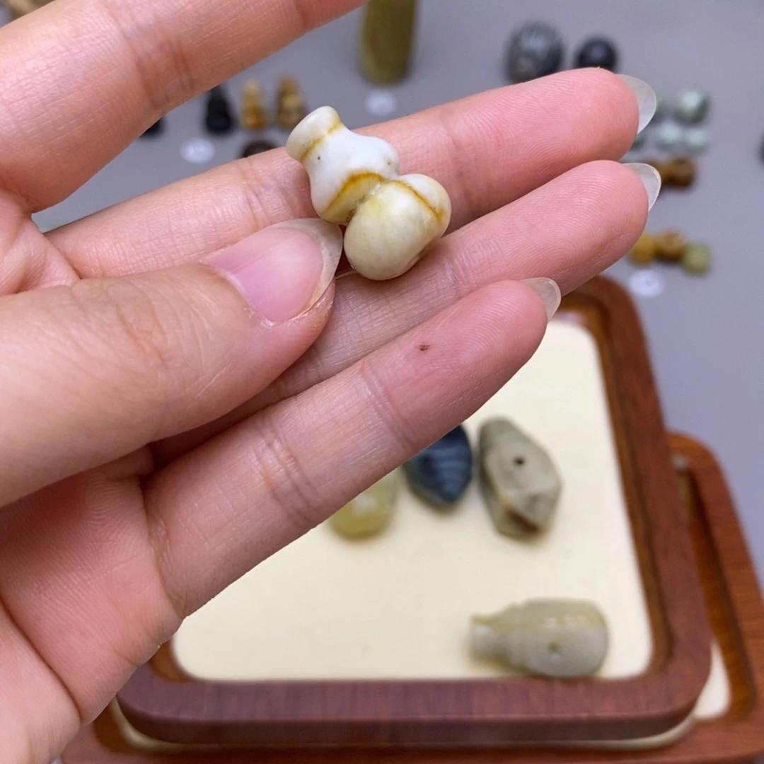 蔡***～未镶嵌蛇纹石玉配饰