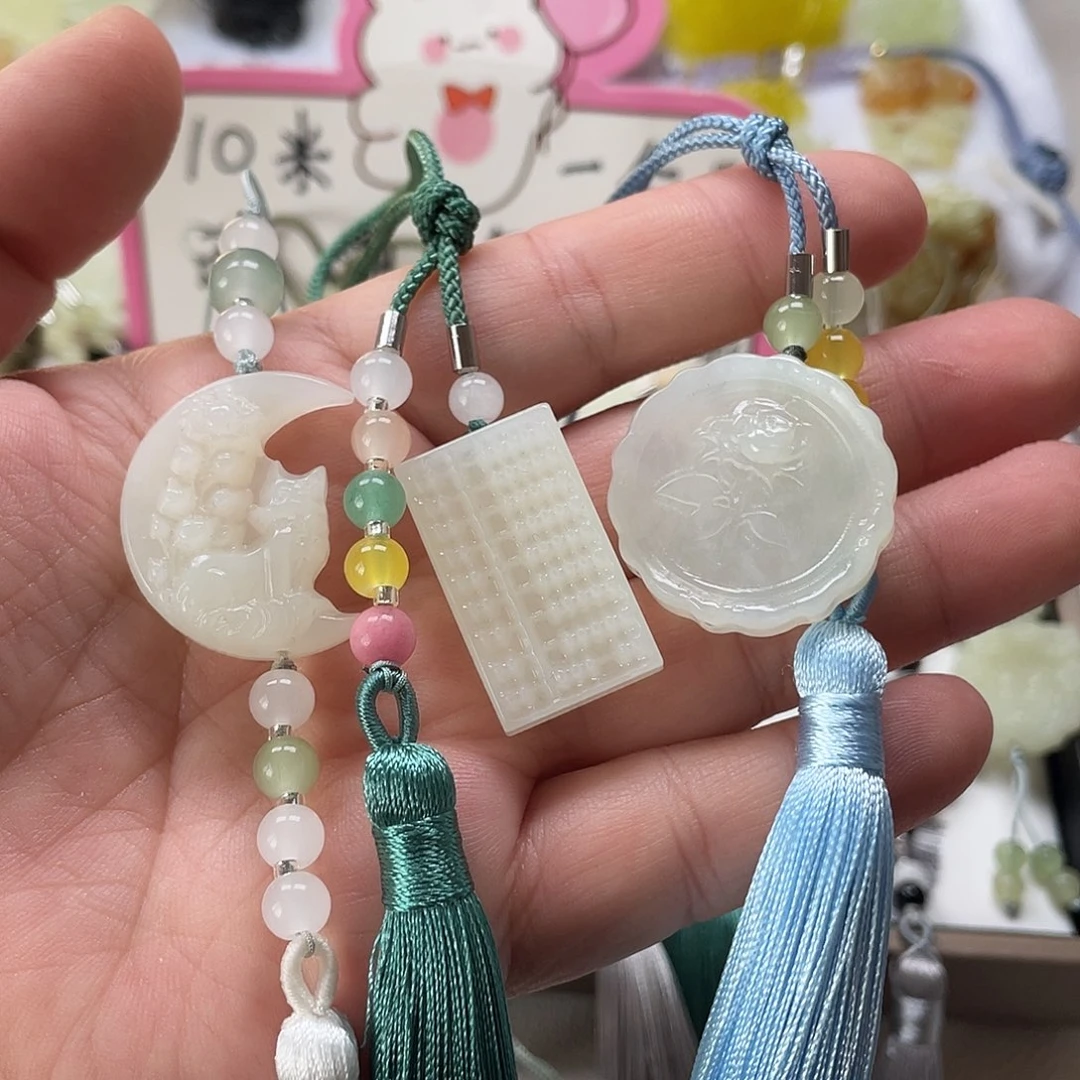 天***深蛇纹石玉未镶嵌颈饰