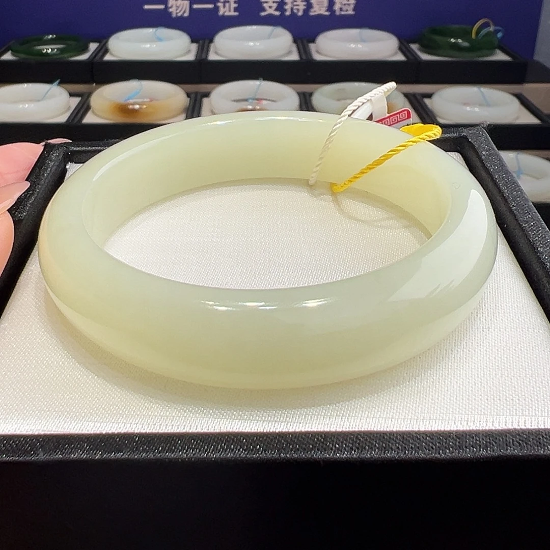 和田玉未镶嵌手镯