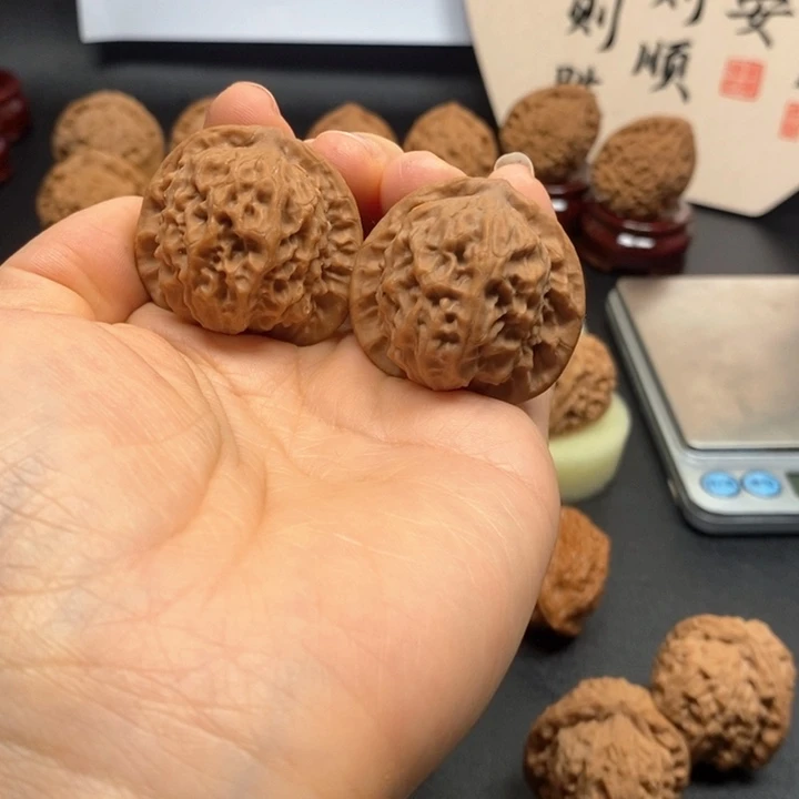 球*~文玩核桃吊坠瓷娃娃