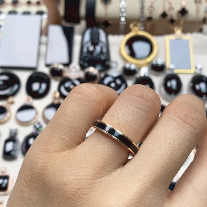 翡翠18K金镶嵌戒指