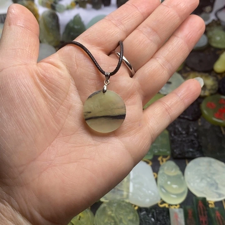蛇纹石玉颈饰合金