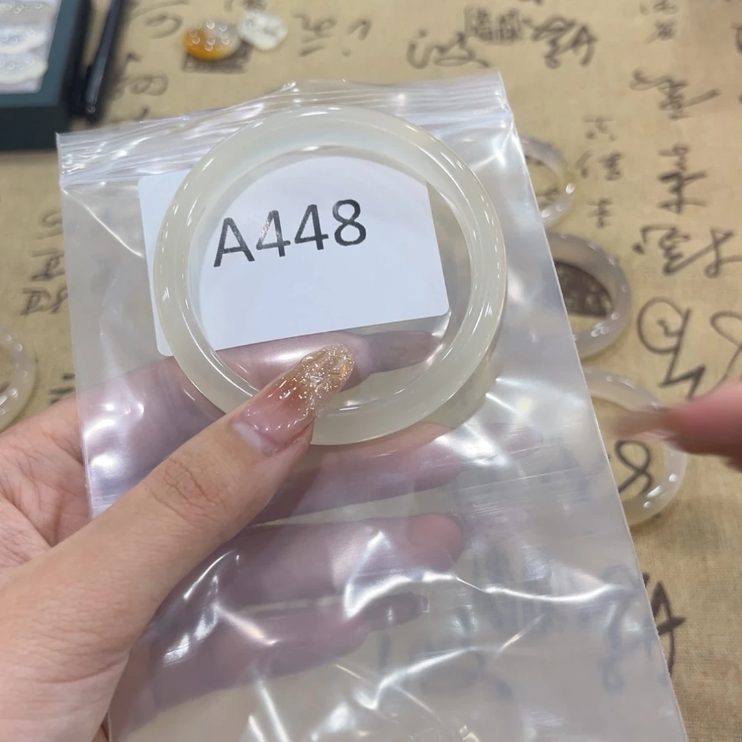 玛瑙/玉髓手镯未镶嵌小****?