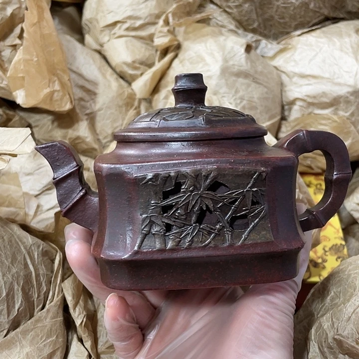 茶壶紫砂原矿料，手工制作的一把紫砂壶。