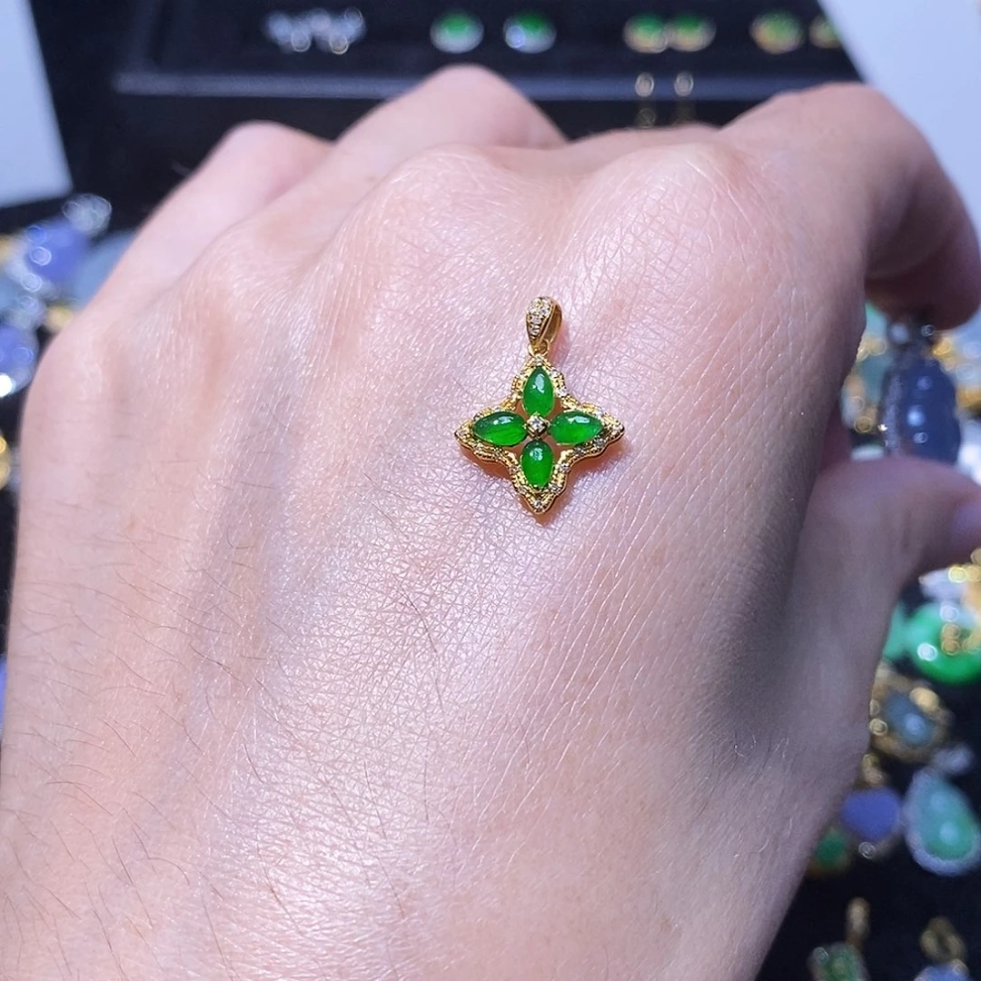 芭****吊坠(不含链)18K金镶嵌翡翠