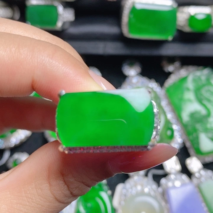 翡翠挂件未镶嵌马鞍