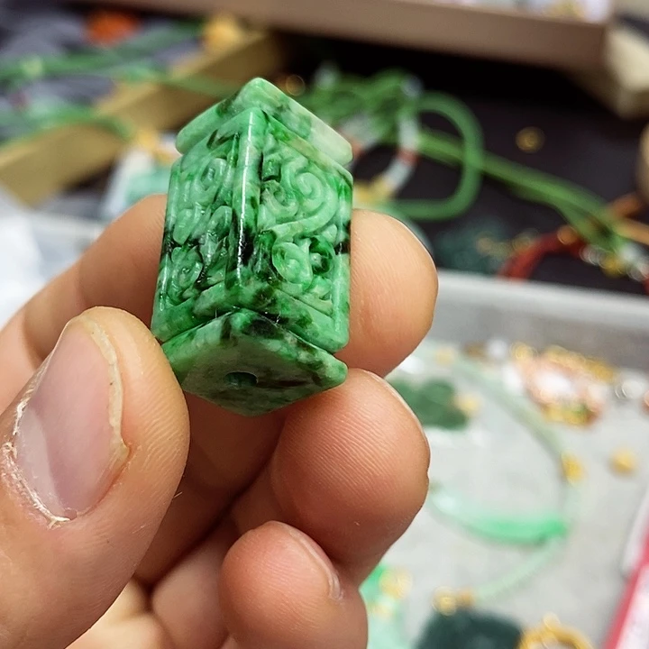 翡翠颈饰未镶嵌吊坠